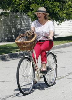 Hilary Duff feet photo thumbnail