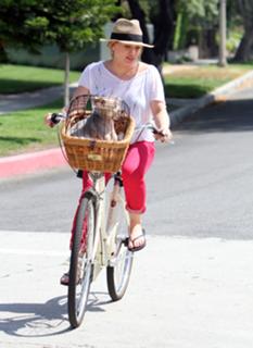 Hilary Duff feet photo thumbnail