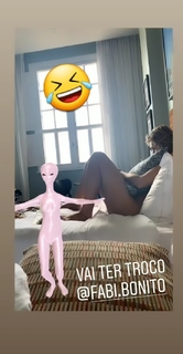 Lívia Andrade feet photo thumbnail