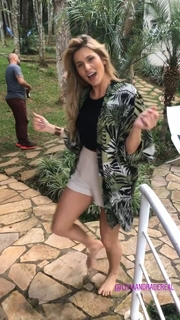 Lívia Andrade feet photo thumbnail