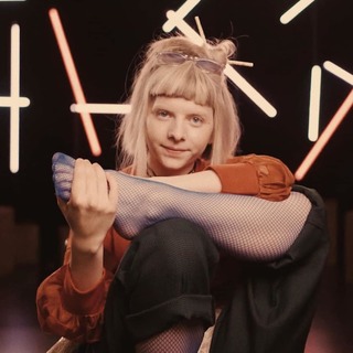 Aurora Aksnes feet photo thumbnail