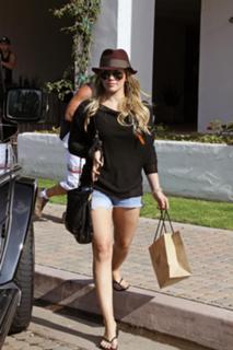 Hilary Duff feet photo thumbnail