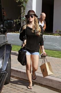 Hilary Duff feet photo thumbnail