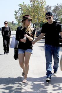 Hilary Duff feet photo thumbnail
