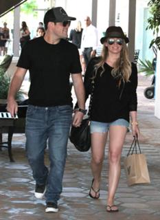 Hilary Duff feet photo thumbnail