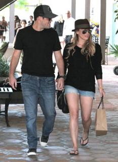 Hilary Duff feet photo thumbnail