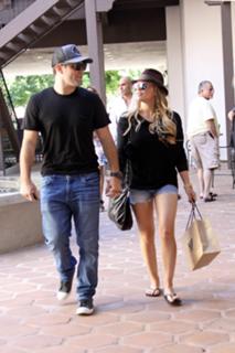 Hilary Duff feet photo thumbnail