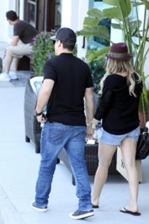 Hilary Duff feet photo thumbnail