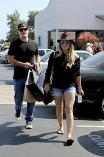 Hilary Duff feet photo thumbnail