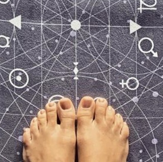 Isis Valverde feet photo thumbnail