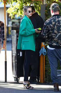 Hailey Bieber feet photo thumbnail