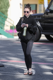 Lily Collins feet photo thumbnail