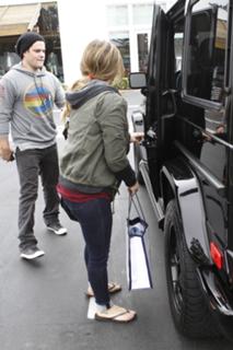 Hilary Duff feet photo thumbnail