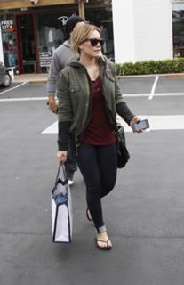Hilary Duff feet photo thumbnail