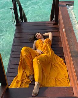 Mouni Roy feet photo thumbnail