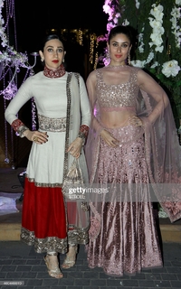 Karisma Kapoor feet photo thumbnail