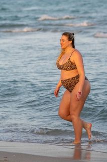 Iskra Lawrence feet photo thumbnail