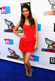 Victoria Justice feet photo thumbnail