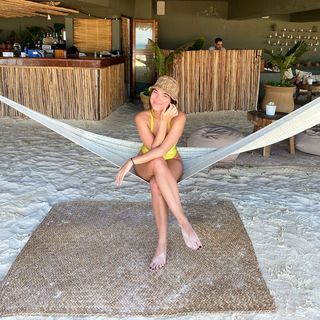 Natalie Noel Mariduena feet photo thumbnail