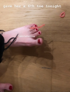 Dakota Fanning feet photo thumbnail