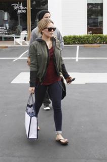 Hilary Duff feet photo thumbnail
