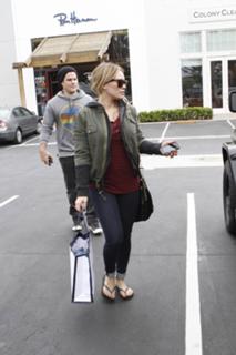 Hilary Duff feet photo thumbnail