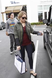 Hilary Duff feet photo thumbnail