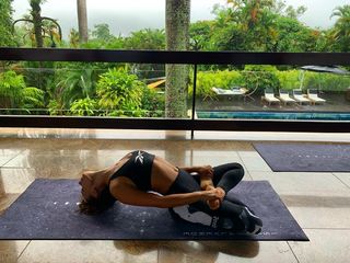 Isis Valverde feet photo thumbnail