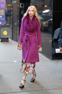 Anya Taylor-Joy feet photo thumbnail