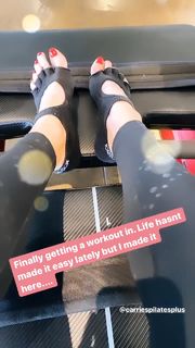 Laura Vandervoort feet photo thumbnail
