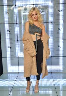 Pixie Lott feet photo thumbnail
