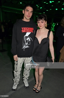 Maisie Williams feet photo thumbnail