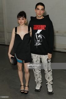 Maisie Williams feet photo thumbnail