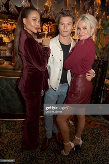 Pixie Lott feet photo thumbnail