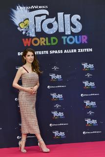 Anna Kendrick feet photo thumbnail