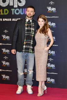 Anna Kendrick feet photo thumbnail