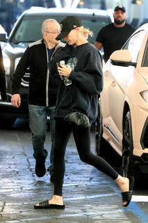 Hailey Bieber feet photo thumbnail