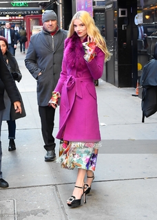 Anya Taylor-Joy feet photo thumbnail