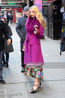 Anya Taylor-Joy feet photo thumbnail