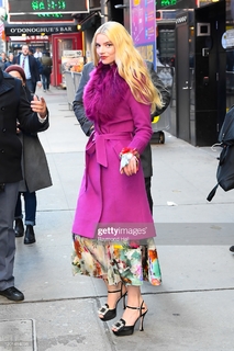 Anya Taylor-Joy feet photo thumbnail