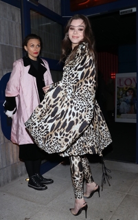Hailee Steinfeld feet photo thumbnail