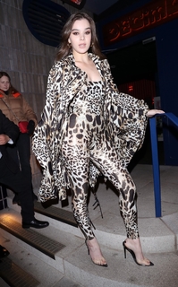 Hailee Steinfeld feet photo thumbnail