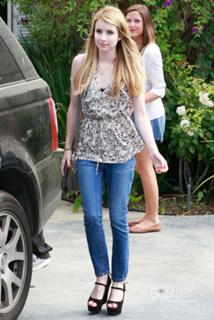 Emma Roberts feet photo thumbnail