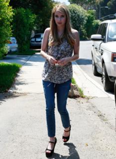 Emma Roberts feet photo thumbnail