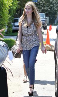 Emma Roberts feet photo thumbnail