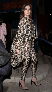 Hailee Steinfeld feet photo thumbnail