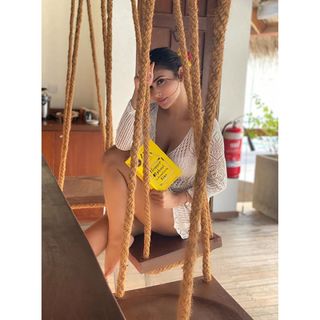 Mouni Roy feet photo thumbnail