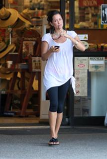 Brooke Burke feet photo thumbnail