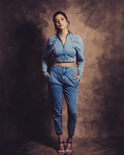 Shruti Haasan feet photo thumbnail