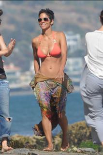 Halle Berry feet photo thumbnail